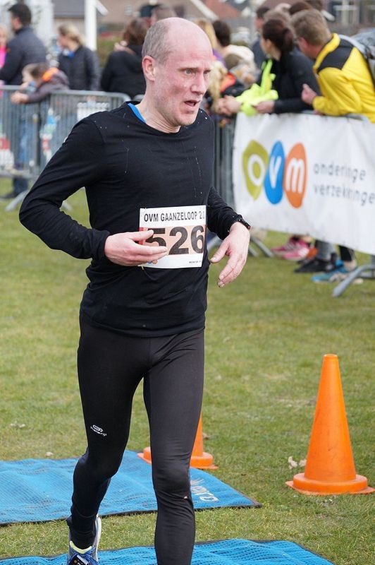 Het zal toch geen politieke reden hebben dat deze gast veel te kort zat voor een maatschappij ontwrichtende moord, meerdere rechtszaken won en nu al jaren lekker marathons loopt?