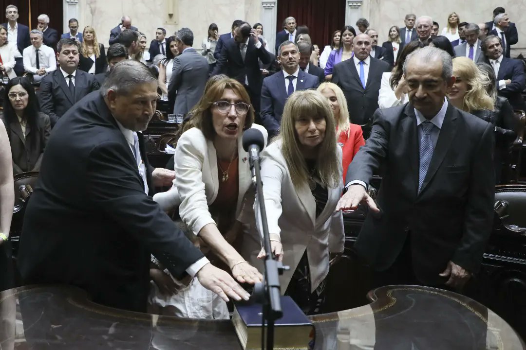 NederEstela's tweet photo. Con inmenso honor y compromiso, hoy tuve el privilegio de jurar como diputada para representar a nuestra provincia en la Honorable Cámara de Diputados.

Agradezco profundamente a quienes depositaron su confianza en mi persona y el proyecto del Frente Cívico por Santiago. https://t.co/zCKcXIDwwl