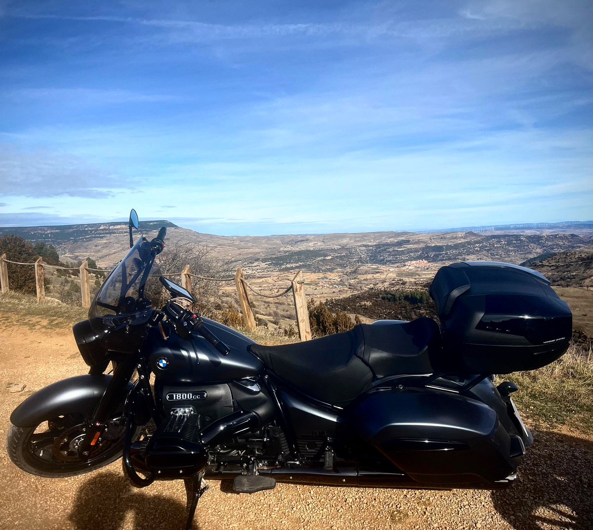 NuriaWitch14's tweet photo. Se ha hecho esperar per ha valido la pena… llevamos dos días disfrutando como enanos. Y los que nos quedan. Grandiosa moto Bmw R18 Roctane! #bmwroctane #bmwr18roctane #bmwr18custom #bmwr18 https://t.co/SnYfFkoVjo