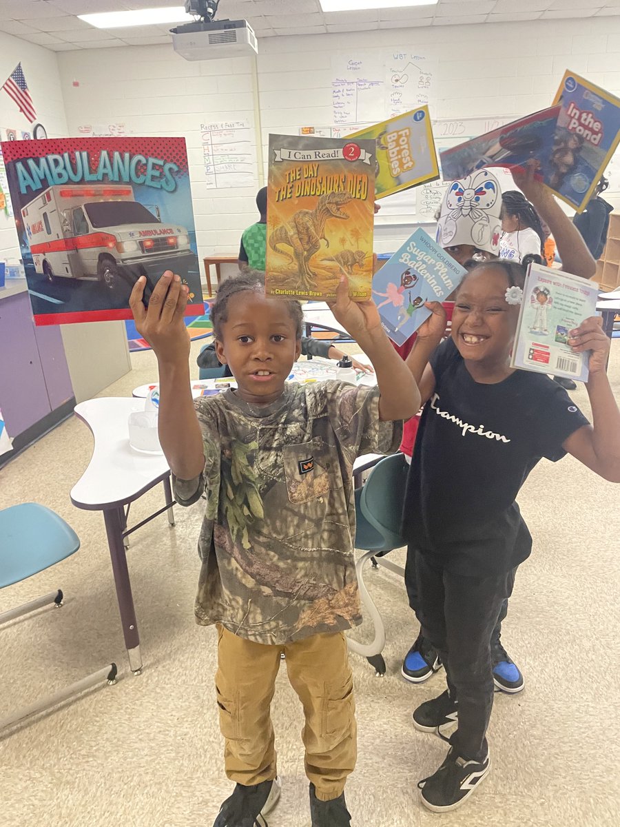 dcvpa's tweet photo. Support from our community is critical to our success! We are grateful to the @JuniorLeagueILM for supporting Cape Fear Kids Get Books. All K-2 students received two books to add to their home libraries. #LearnThriveSoar #LearnThriveROAR https://t.co/xT6mXiZ7xP