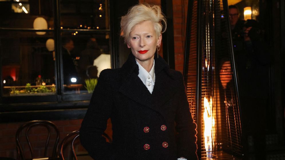 More of Tilda Swinton at the Chanel Métiers D’art Fashion Show in Northern Quarter, Manchester. 

#chanel #CHANELMetiersdArt #mcr #manchester #northernquarter #fashion