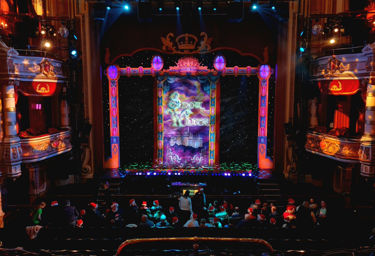#Christmas show 12 - and we hit the dozen mark at the <a href="/KingsandRoyal/">The King's Theatre & Theatre Royal</a> #Pantomime with all of your favourites for our second Snow White tale in #Glasgow. 🍎

Snow White and the Seven Dwarfs, with #Panto faves <a href="/meetthemacs/">Johnny Mac</a>, <a href="/blythejandoo/">Blythe</a>, and Elaine C. Smith. 

Runs until Jan 7th.