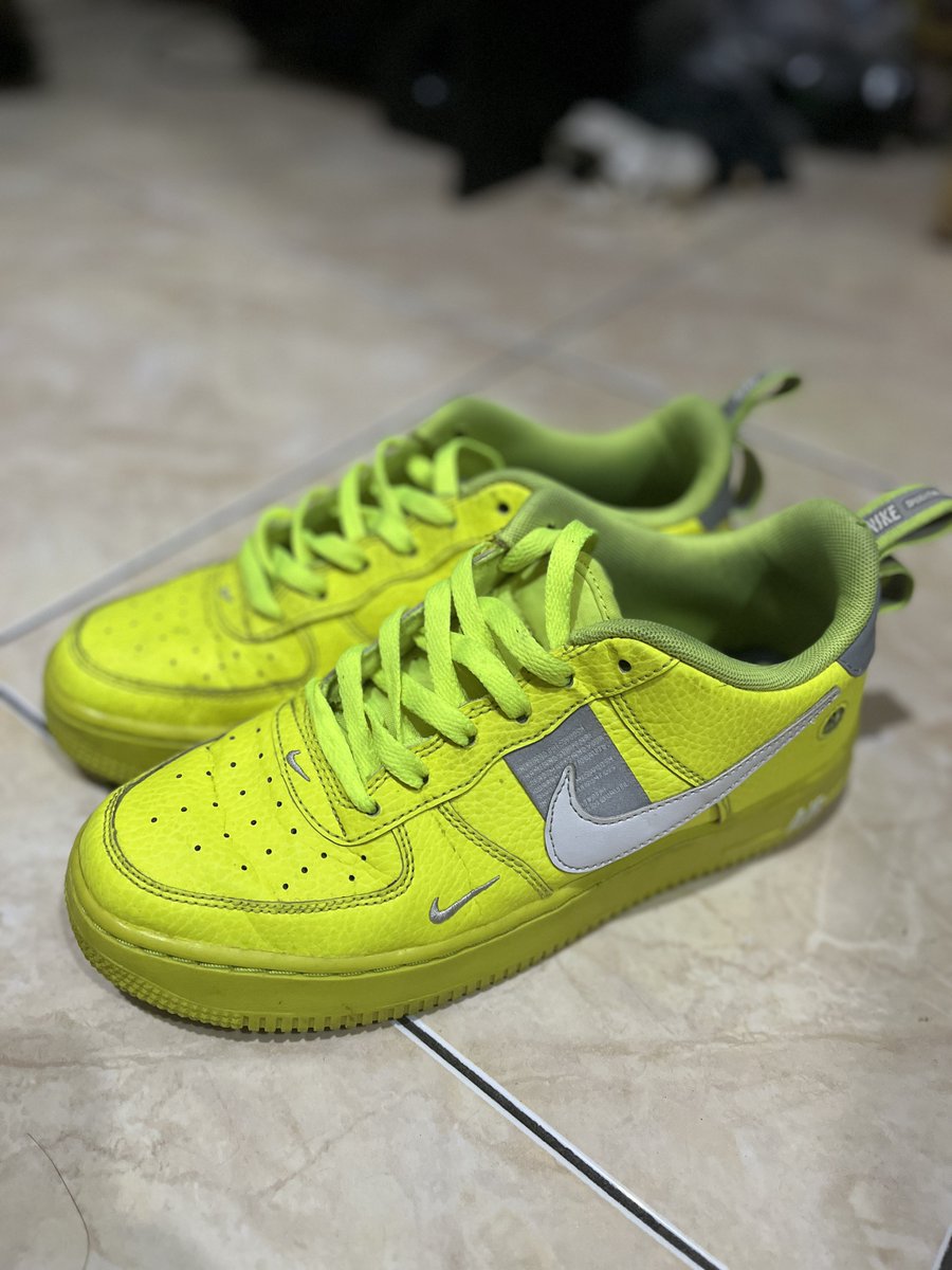 aldirifi's tweet photo. Jual murah aja nih original Nike Air Force 1 Low LV8 Utility 'Volt' AR1708-700 
Size 40 no box, harga aslinya masih 7++
Gue jual murah pokoknya dibawah harga asli jauh deh #jualsepatu #NIKE #jualsepatunike https://t.co/gyIO18Pekv
