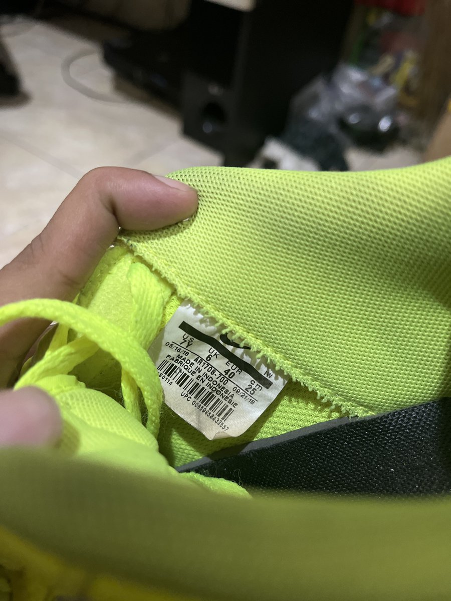 aldirifi's tweet photo. Jual murah aja nih original Nike Air Force 1 Low LV8 Utility 'Volt' AR1708-700 
Size 40 no box, harga aslinya masih 7++
Gue jual murah pokoknya dibawah harga asli jauh deh #jualsepatu #NIKE #jualsepatunike https://t.co/gyIO18Pekv