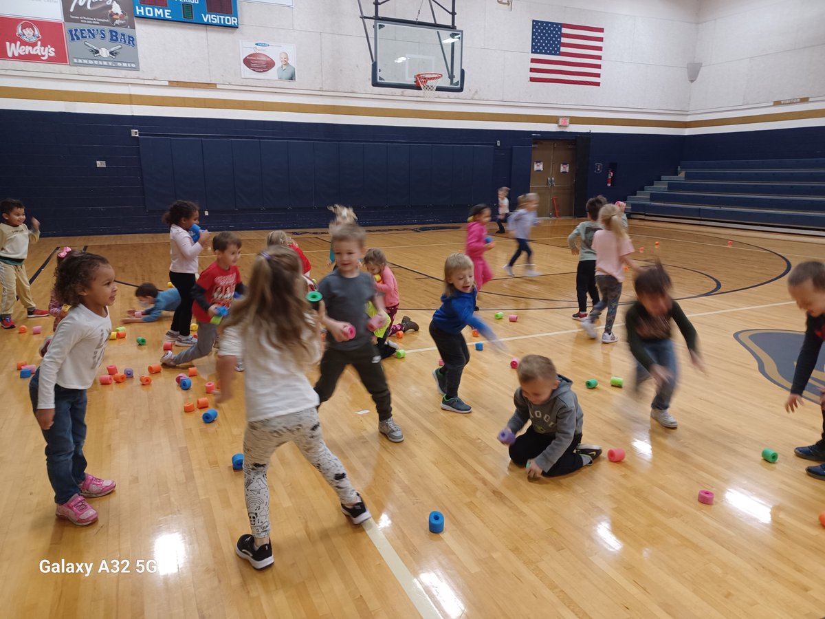 LochotzkiAbby's tweet photo. We had some Hungry Hungry Reindeer at SCCS this week. We also had enough snow to have a snowball fight! 

#pantherstrong #allforone #winterisfun #physicaleducation #primarype #elementarype #peteacher #physed https://t.co/Nbp3Vag5ti