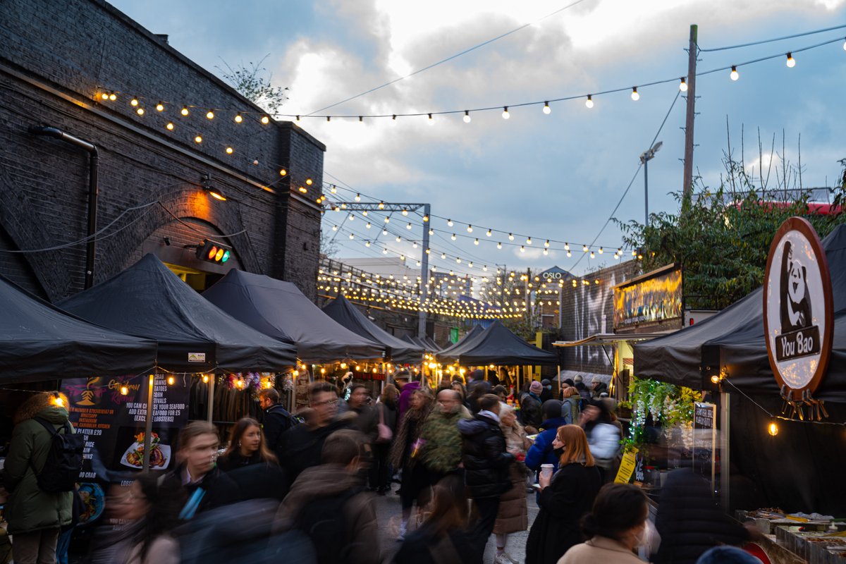 Christmas Market at Hackney Bridge on Sunday 10th December 🎅 Come find a great selection of clothing and accessories from vintage and boutique brands and much more! Keep yourself fuelled with mulled drinks and street food at Hackney Bridge🦌 #christmas #market #santa #xmaslondon