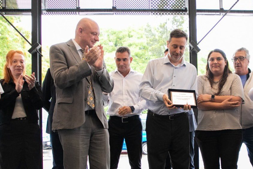 puertos_en's tweet photo. El muerto premia al degollado: 
En @AGPuertos el "auditor que no audita" Fabian Lovecky (ver informe de Lanata: El Puerto se Hunde) le entrega el premio "Corrupto del siglo" al interventor Jose Beni por el robo de miles de millones de dólares para el Turco Elías
Atento @gjferraro https://t.co/SZKj6VQVMc