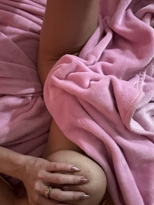 And who doesn&rsquo;t think I&rsquo;m a friggin&rsquo; hooker?&hellip;.. #only 😘😘😘Look👀And drool totally allowed 🤗🤗🤗 https://t<a href="/tag/only"class="tags"><span>#only</span></a>