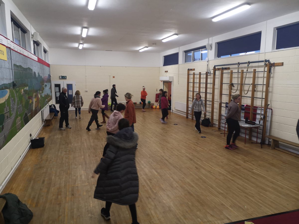 Thank you to all teachers in carraroe primary school @StJohnsGAASligo who took part in fundamentals workshop with @sligogaa staff on wednesday. Superb interaction and energy 👍👍👏👏🏁🏁 @ConnachtGAA