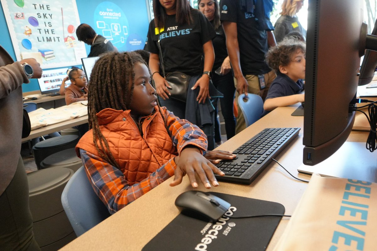 Thrilled to witness the grand opening of our new @ATT Connected Learning Center at @BGCCF, providing high-speed internet, computers, tutoring, and mentoring for our next generation of leaders. 💻📚Connecting Changes Everything! #BridgeTheDigitalDivide #LifeAtATT