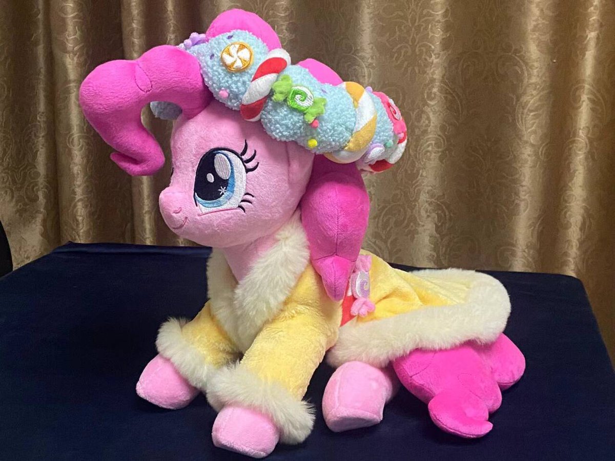 finally^^ Pinkie Pie as the spirit of hearth's warming presents!🎄🎁🧁 She ...