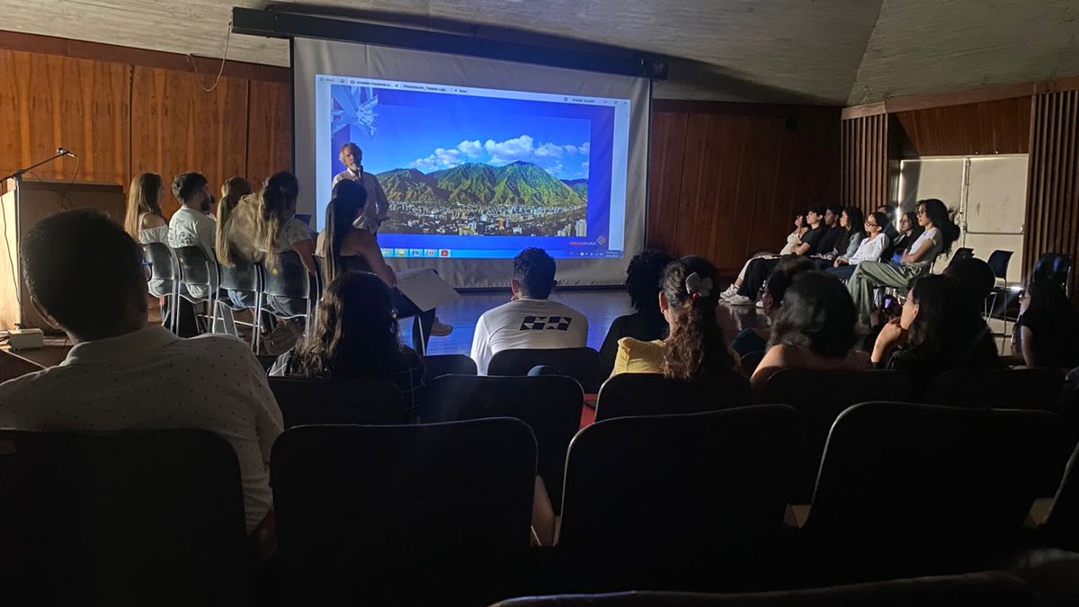 #7Nov | Estudiantes de la FAU <a href="/FAUUCV/">FAU UCV</a> reciben clase abierta sobre la Economía Política Aplicada al Análisis Urbano, en el auditorio de la facultad. #UCV #UCeVista #UCVNoticias