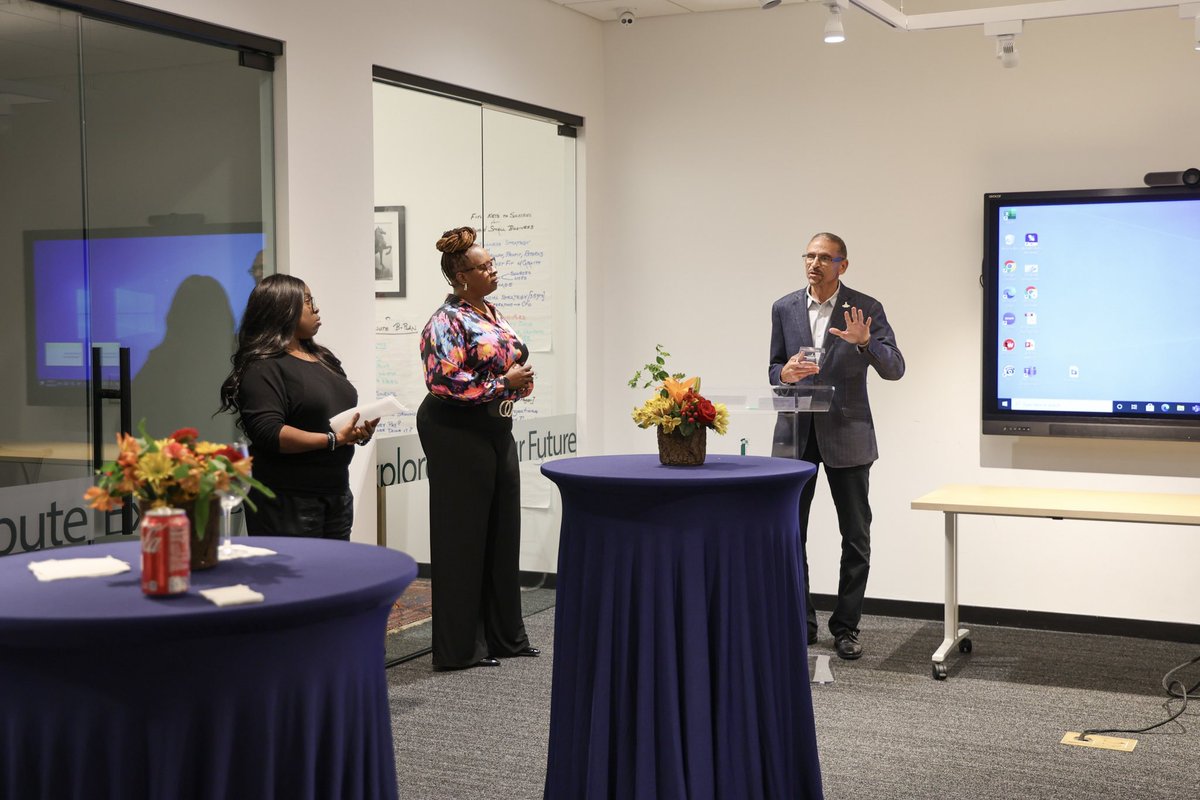 NSUIConMain's tweet photo. We’d like to extend our deepest gratitude to Dean Glenn Carrington of the NSU School of Business, who is retiring after years of dedicated service, for his outstanding contributions and leadership that have fostered innovation, collaboration, and growth at the @NSUIConMain! https://t.co/4riLC3ymXp