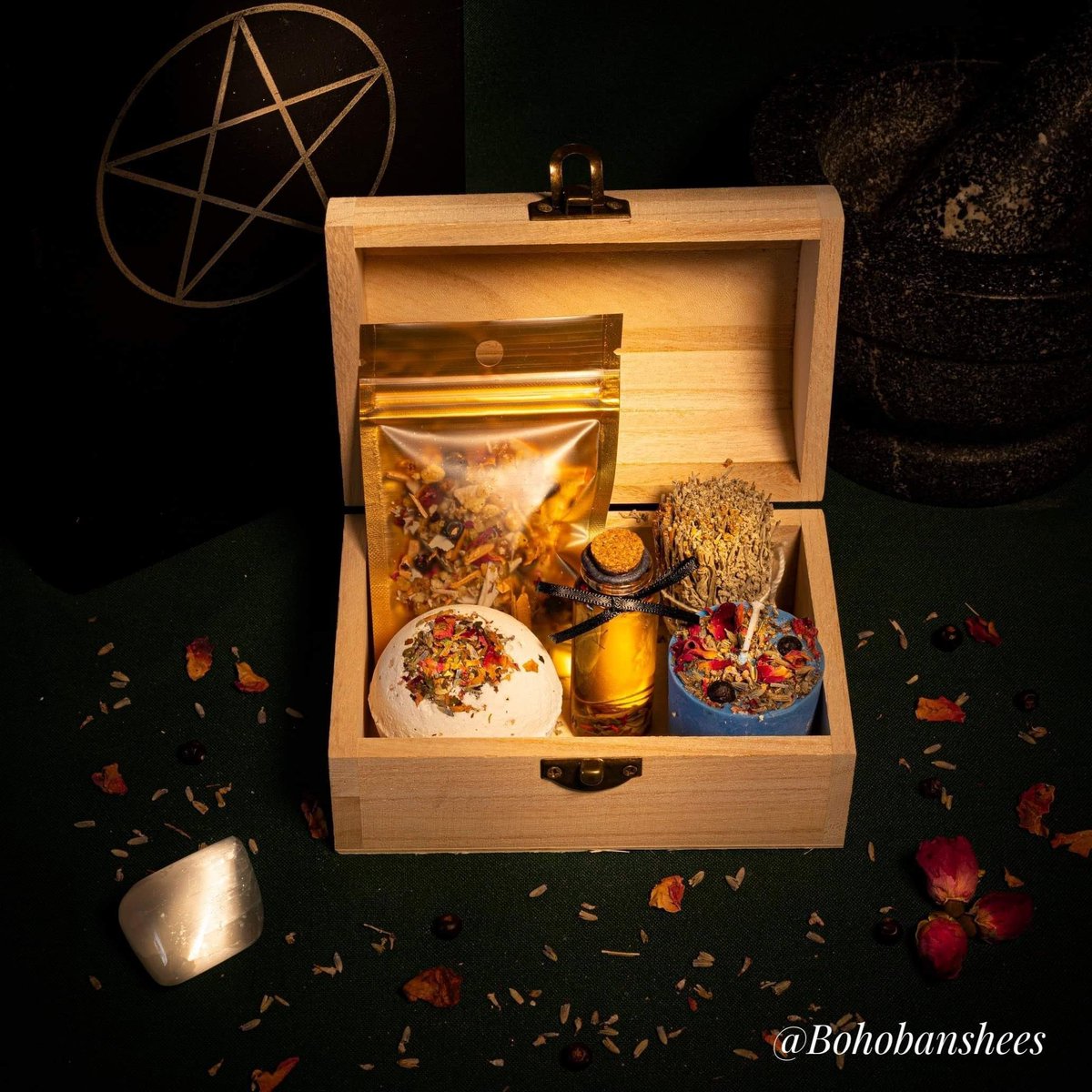 My full moon intention box, full moon (next 6th Jan 24) a time to give thanks for what we have, let go of what doesn't serve us and restore in the light of the moon ready for the new year ahead 🌝 bohobanshees.etsy.com/listing/769290… #womaninbizhour #fullmoon #witchkits #witchgifts #witchshop