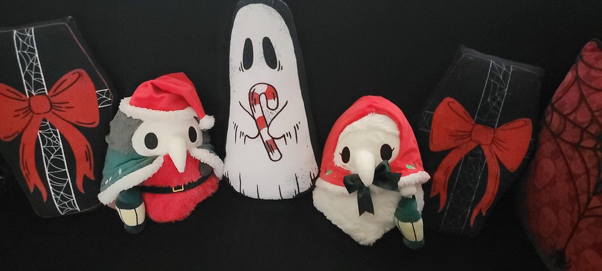 SqueeshMallows's tweet photo. Happy holidays!!! 🖤🖤🖤 https://t.co/NTL1zgwL6Q