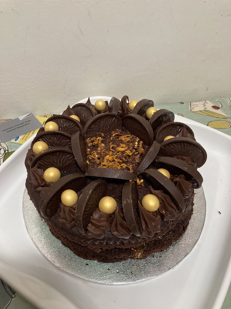 Today was the Surgery Christmas Bake off. We had some fabulous cake creations that were judged by our business manager Jon. Well done to Kim from E4 with Frosty the snowman @SopDivision <a href="/sabaderc/">Conrado Sabadera</a> 🎅