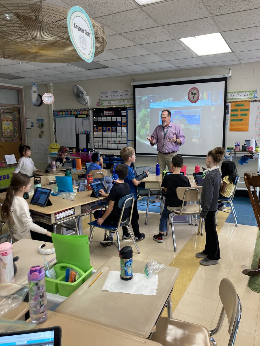 julesm5's tweet photo. Our Hour of Code with @tmfrederickson was a blast! #hghuskies #dg58pride https://t.co/WrV0qZAr7H