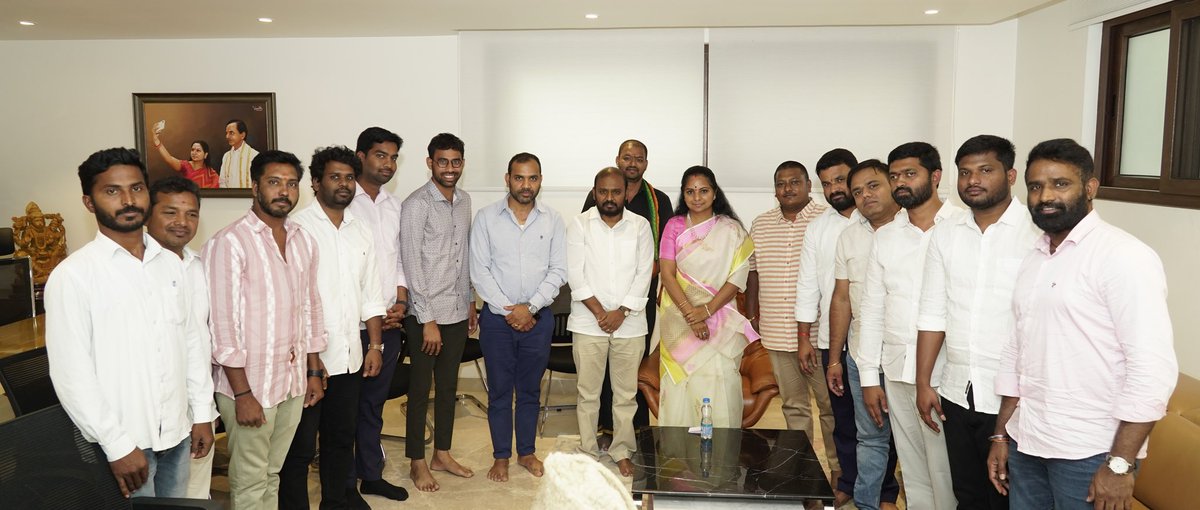 ASHOKDUSARI's tweet photo. మాజీ మంత్రివర్యులు శ్రీ తన్నీరు హరీష్ రావు గారిని మరియు ఆత్మీయ సోదరి, ఎమ్మెల్సీ శ్రీమతి కవిత అక్క గారిని ఎన్నారై బీ.ఆర్.యస్ యూకే  ప్రతినిధులు మర్యాదపూర్వకంగా కలవడం జరిగింది. 

భవిష్యత్తులో  రాబోయే ఎన్నికల్లో ఎన్నారై బీ ఆర్ యస్ యూకే పాత్ర  పై వారు దిశా నిర్దేశం చేయడం  జరిగింది. https://t.co/Oup8XKYmY6