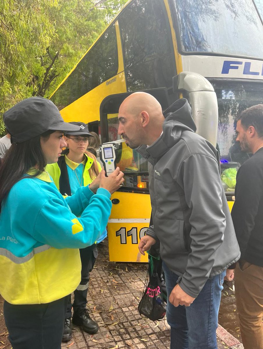 ASVLaPlata's tweet photo. Realizamos controles de alcoholemia a los choferes del Club Crisfa antes de comenzar su viaje a la ciudad de Mar del Plata #ASVLaPlata @InfoSegVial https://t.co/rryYFqmOJv