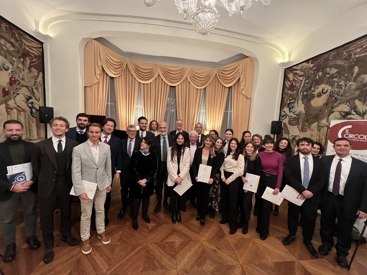 The winners with their awards and the sponsors of "Italy made me", "Talented Young Italians",
"Il Circolo-Youth Mental Health Award" “Paravani-Mellinghoff”, with Amb <a href="/InigoLND/">InigoLambertini</a> 🇮🇹-🇬🇧 "Young Leaders Programme" for a deeper and long-lasting  collaboration.