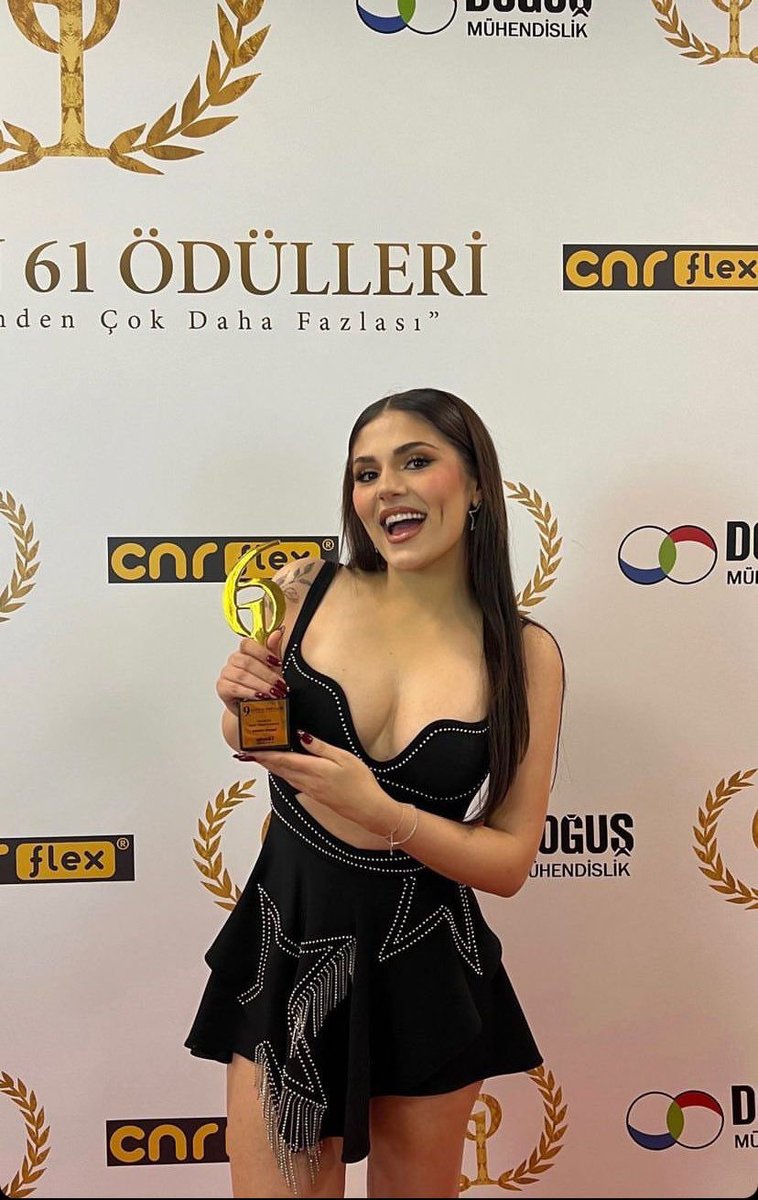 Aybukecangalofc's tweet photo. bu ödül başaracaklarımızın başlangıcı olmakla beraber  daha nice birlikte sevineceğimiz ödülleri göreceğimizden hiç şüphemiz yok sana güvenimiz sonsuz daima arkandayız

HepParla AybükeÇangal https://t.co/DkuTEaK6K7