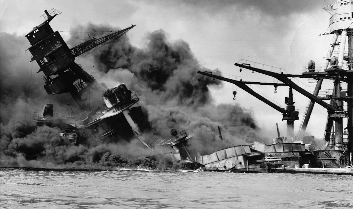 El 7 de diciembre de 1941, un joven oriundo de Kansas, W.F. Henry, vivió su particular infierno en Pearl Harbor. Aquel día, el zumbido de los cazas japoneses lo levantó del camastro que

🧵
#ososatomosyespias #pearlharbor #USSOklahoma #PearlHarborDay #principaldeloslibros