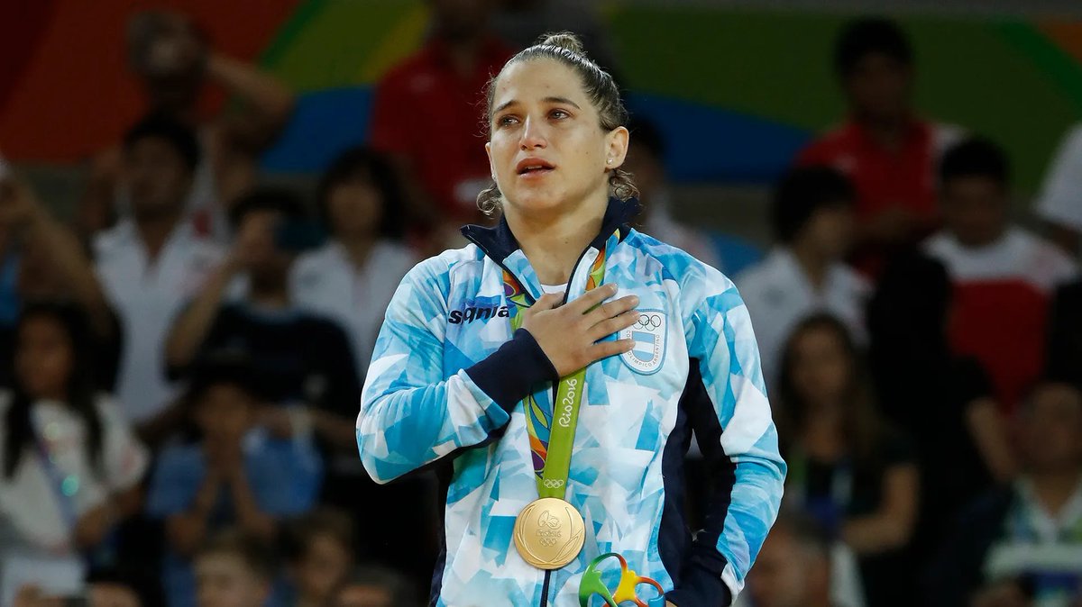 232 días // #CuentaRegresivaParís24 🥋232 segundos es el tiempo que tardó en ganar Paula Pareto la final de judo (hasta 48 kg.) en Río 2016. Superó a Jeong Bo-kyeong 🇰🇷 y se convirtió así en la primera mujer argentina 🇦🇷 en ganar una medalla dorada olímpica. 🥇@paupareto