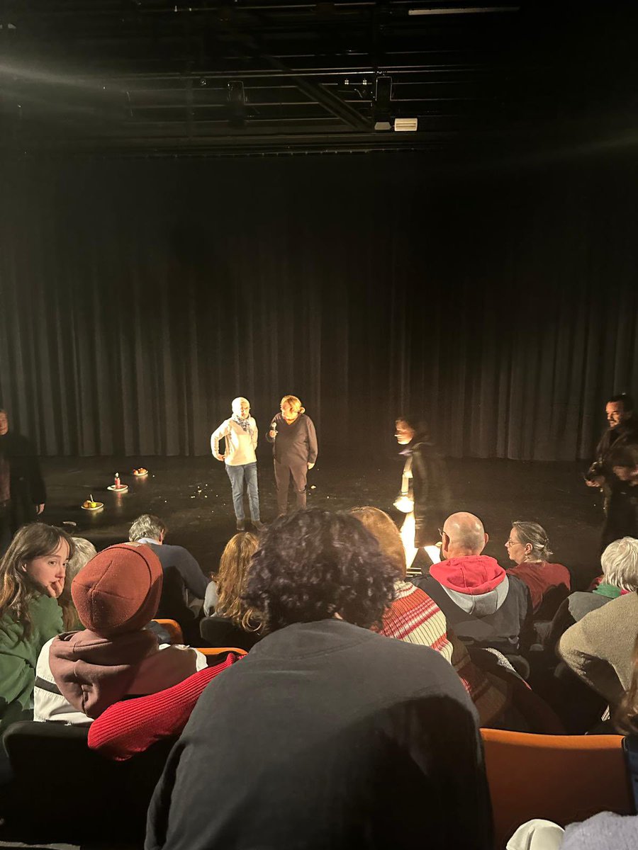 ColGVauquelin's tweet photo. Voyage littéraire:#Medeas se réinvente.Antiquité/modernité Frontières et exil.Narration intemporelle.Élèves immergés dans la résidence de « Médèas-S » de Lina Prosa à #Scène-la Fabrique. Jeunes esprits face à une #MythologieContemporaine @MostafaFourar @DAACToulouse @leclercarno https://t.co/urt6igBLWp