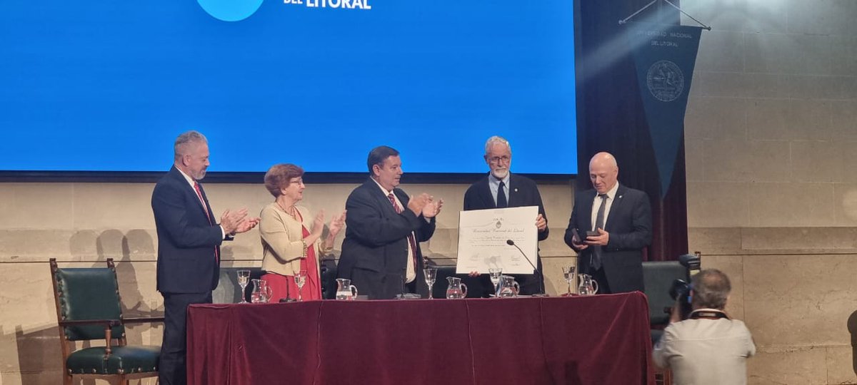Elena Castro e Ignacio Fernández de Lucio, investidos doctores honoris causa por la Universidad Nacional del Litoral <a href="/UNLitoral/">Universidad Nacional del Litoral</a>, en Argentina. Enhorabuena, compañeros! ⬇️⬇️⬇️ lavanguardia.com/vida/20231207/…