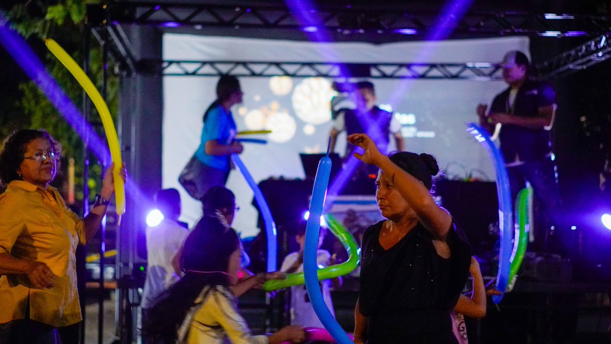 PrensaNI_SV's tweet photo. Nuestro candidato a diputado del Parlamento Centroamericano, @ReneDorathSV, asistió al #PartyNIte en la comunidad Nuevo Amanecer, Apopa San Salvador, donde compartió con los habitantes, en un espacio de total seguridad y sana convivencia. 🙌🏻 https://t.co/RPUIFTEYYE