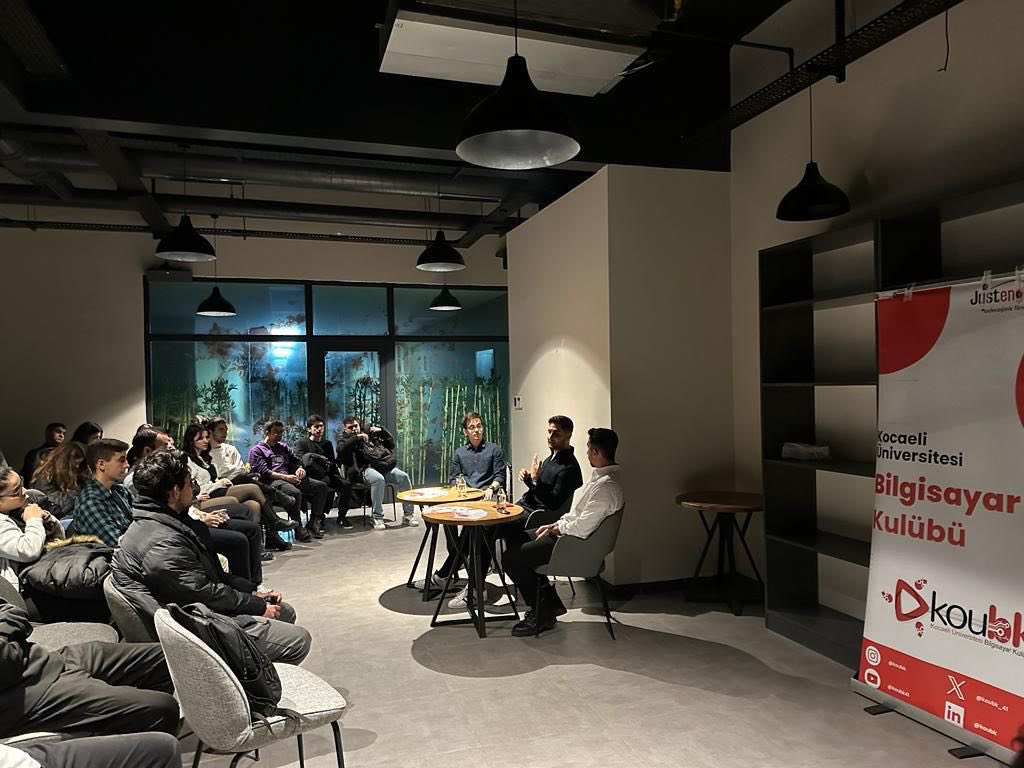 folksdevtv's tweet photo. UniFolksDev olarak, ekibimizden @mrt__dev ve @Furkannzmn bugün Kocaeli Üniversitesi Bilgisayar Kulübüne konuk oldular. Öğrencilerle Yazılım kariyeri üzerine keyifli bir sohbet gerçekleştirdik. 

Sizler de @folksdevtv’yi üniversitenize davet etmek için iletişime geçebilirsiniz 🫶 https://t.co/PLKb3ETvUQ