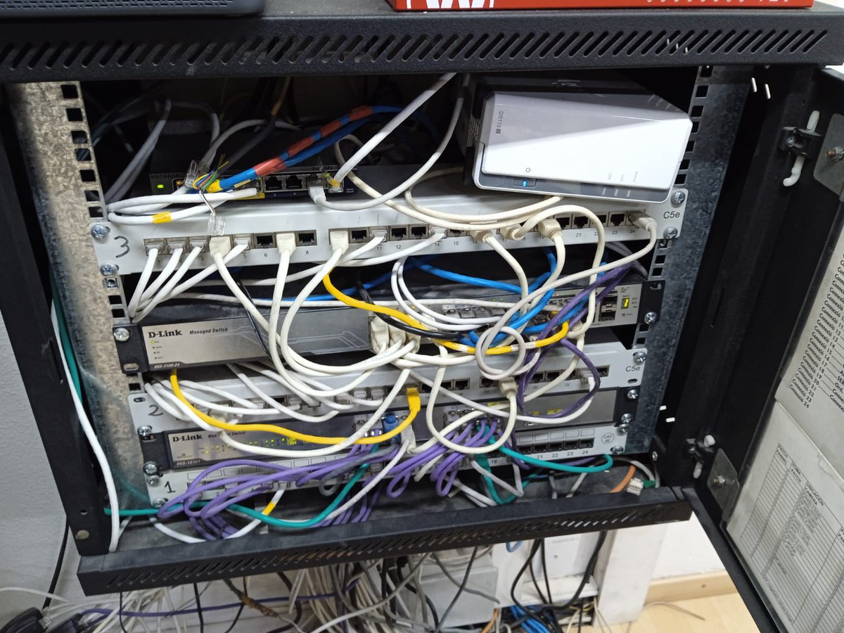 binsoft_ca's tweet photo. Encara que sembli mentida és el mateix RACK però despres de passar per les mans dels nostres tècnics. Un armari de xarxa, ben ordenadet, ben documentat, ens estalvia moltes incidències i facilita el manteniment. #Sistemes #Xarxes #Rack19 #Manteniment https://t.co/bt7igTTPdx
