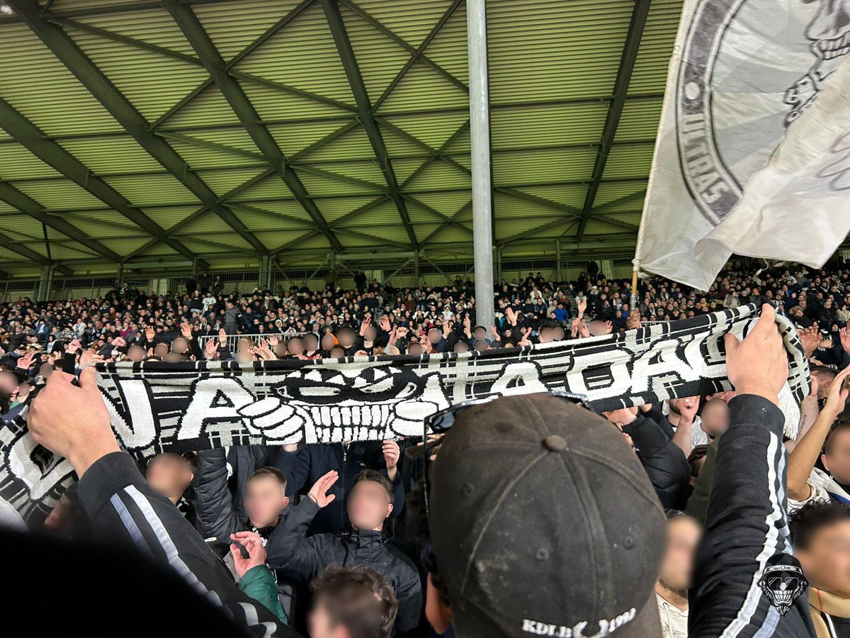 UltrasMadeinFR's tweet photo. ⚽️ Angers - Grenoble
📢 Kop de la Butte !
📆 Mardi 5 décembre 2023
📸 @KDLB92
#SCOGF38 https://t.co/o2xm8ONFHo