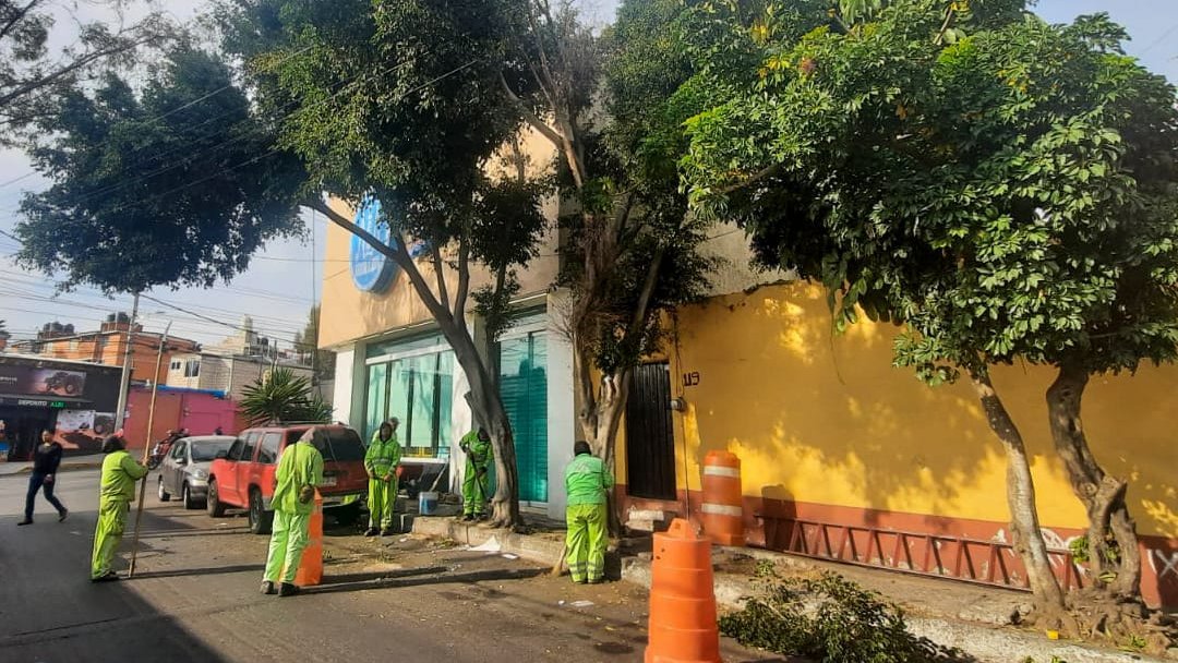 AO_CasaDeGob's tweet photo. ¡Mejorar los entornos es tarea de todos! 🫡🤝

Continuamos con las #Jornadas333 donde el Gobierno de la Ciudad de México lleva servicios de poda, desazolve, luminarias, bacheo para mejorar el espacio público ✅

#BarrioNorte #OlivarDelConde1raSecciónII https://t.co/v8WkqweXhz