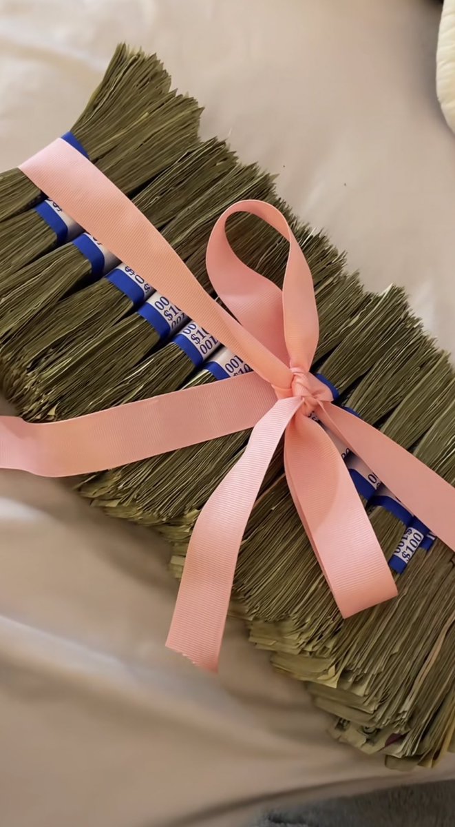 esme (@ezzzzieeee) on Twitter photo 