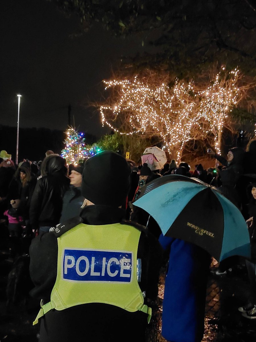 PSOSSWEdinburgh's tweet photo. Despite the wet weather, an excellent turnout in Balerno for the switching on of the Christmas lights.  Great singing from @deanparkprimary and playing from the Balerno schools pipe band.  Thanks for the mince pies!
#SWCPT
#CommunityPolicing https://t.co/t9PiA9Z0fl