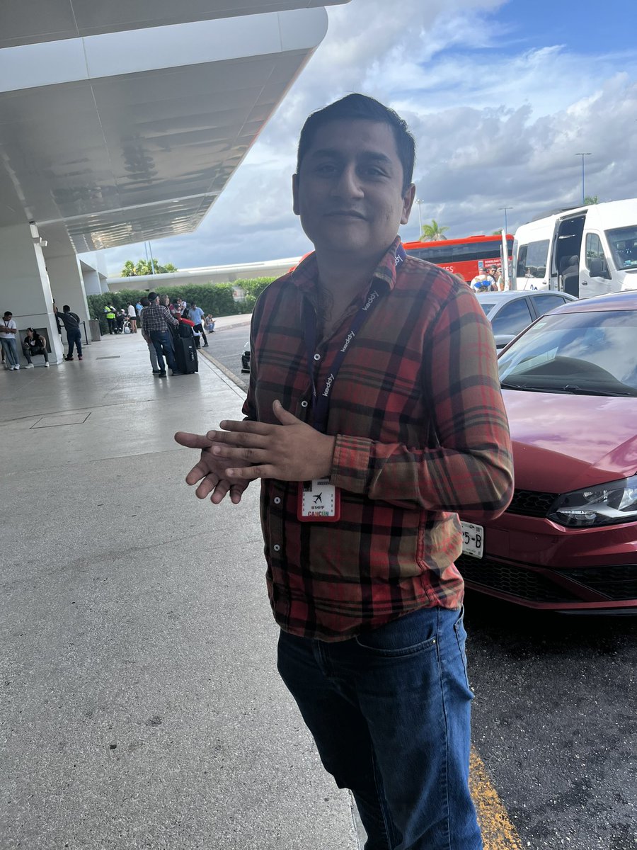 jechanove's tweet photo. @CancunSOS 
Espero me ayuden a denunciar a este Tipo que está en la terminal 2 del aeropuerto de Cancún agrede con insultos a los turistas.
Alerta !! https://t.co/T8CDD1Aymo