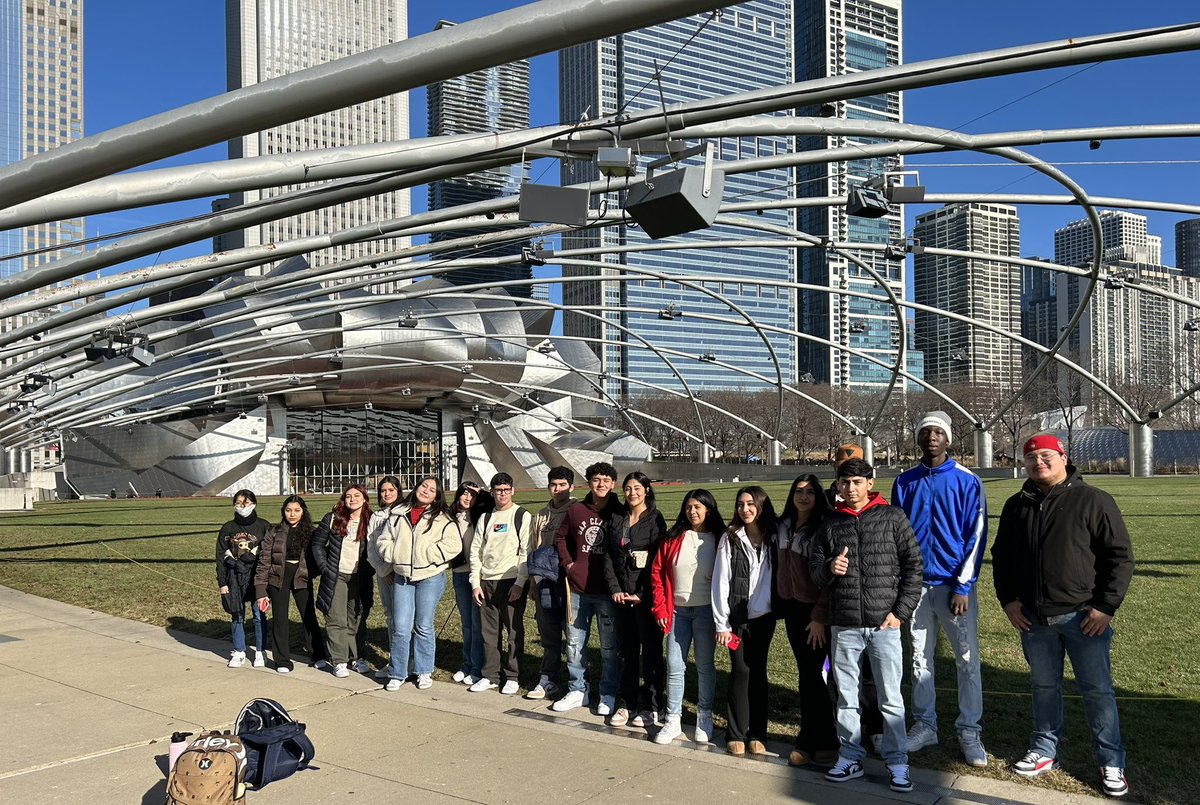 BGovertsen's tweet photo. ESL 3 is on the move! What a spectacular day to explore Chicago🔆 https://t.co/UpcF3IH9lz