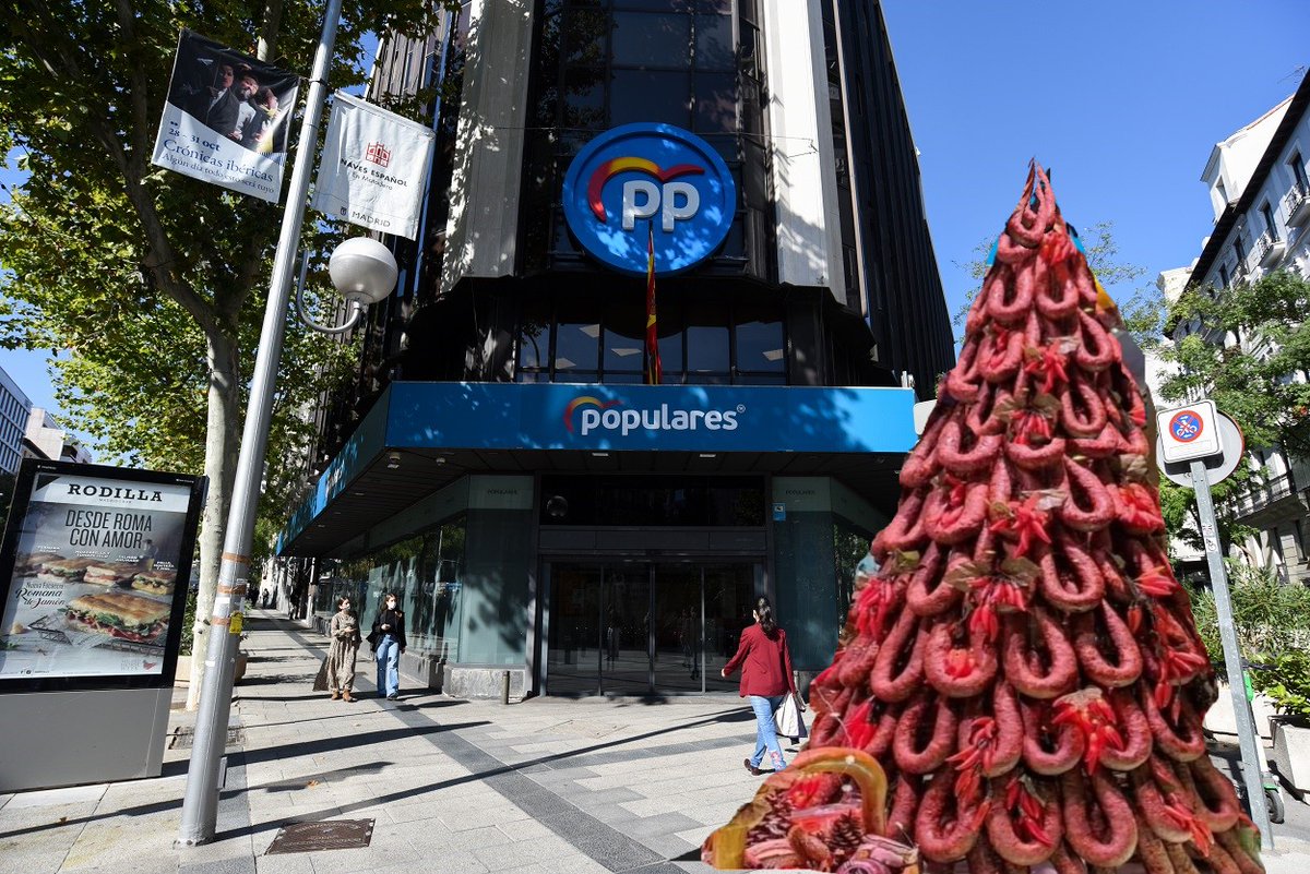 @cucagamarra @ppopular @pparagon @pparagoncortes @ppaytozaragoza @Jorge_Azcon @AnaAlos @ChuecaNatalia Ya han puesto el arbol de navidad en la puerta de la sede del PP..