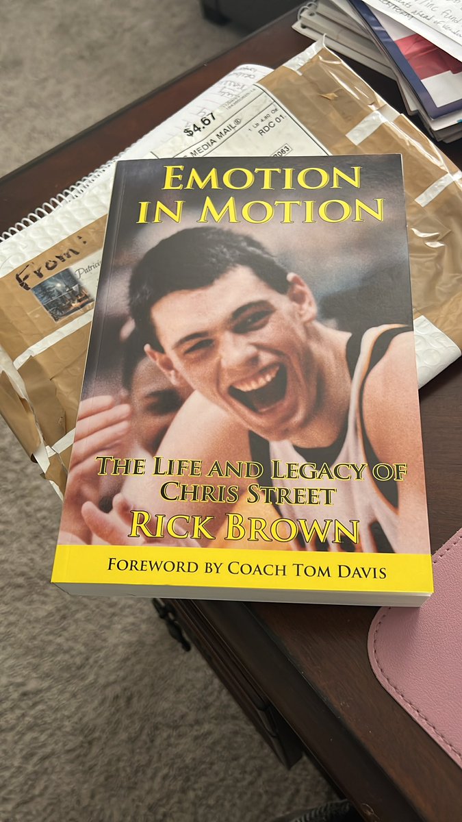 livebball319's tweet photo. What a special surprise in the mail today. 💛 Took my breath away, and brought a flood of great memories back as well. Thank you to the Street Family for this treasured gift. #CMS40 #IowaStrong #GoHawkeyes https://t.co/tHg294gzN2