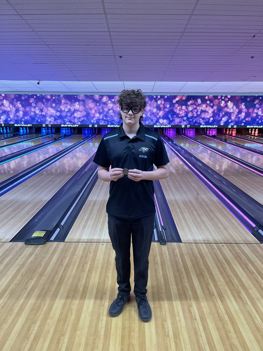 ENWolvesBowling's tweet image. First Tournament at Sun Valley Lanes today! Girls are heading into bracket play as the #1 seed and the boys as #4. Individually four Wolves placed in the top 12!

Alayna Vaughn: 2nd
Ellie Lary: 5th
Mallory Ringenberg: 7th
Zander Limbeck: 12th

Updates coming