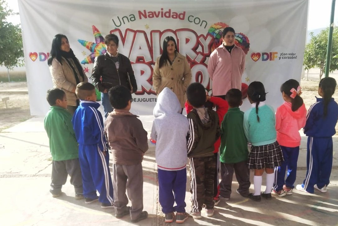 Visitamos dos jardines de niños más en #Lerdo,  estuvimos en el kinder Leona Vicario y en el Jorge Biset; realizamos entrega de bolos y juguetes. Continuamos dibujando sonrisas en los más pequeños de Durango. 

#UnaNavidadConValorYCorazon 
#5000EscuelasTodosNuestrosNiños
