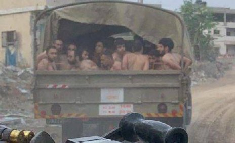 العار كل العار لمن يترك جاره وأخاه يهان ويذل ويجرد من ملابسه ويقتل بدم بارد ولا يحرك جيوشه لنجدتهم؛ وقد حرك النبي صلى الله عليه وسلم جيشه لأجل امرأة اعتدى عليها اليهود ولرجل مسلم قتلوه فحاصرهم النبي صلى الله عليه وسلم ١٥ ليلة وطردهم جميعا من المدينة!
فأين حمرة الخجل؟!
أين