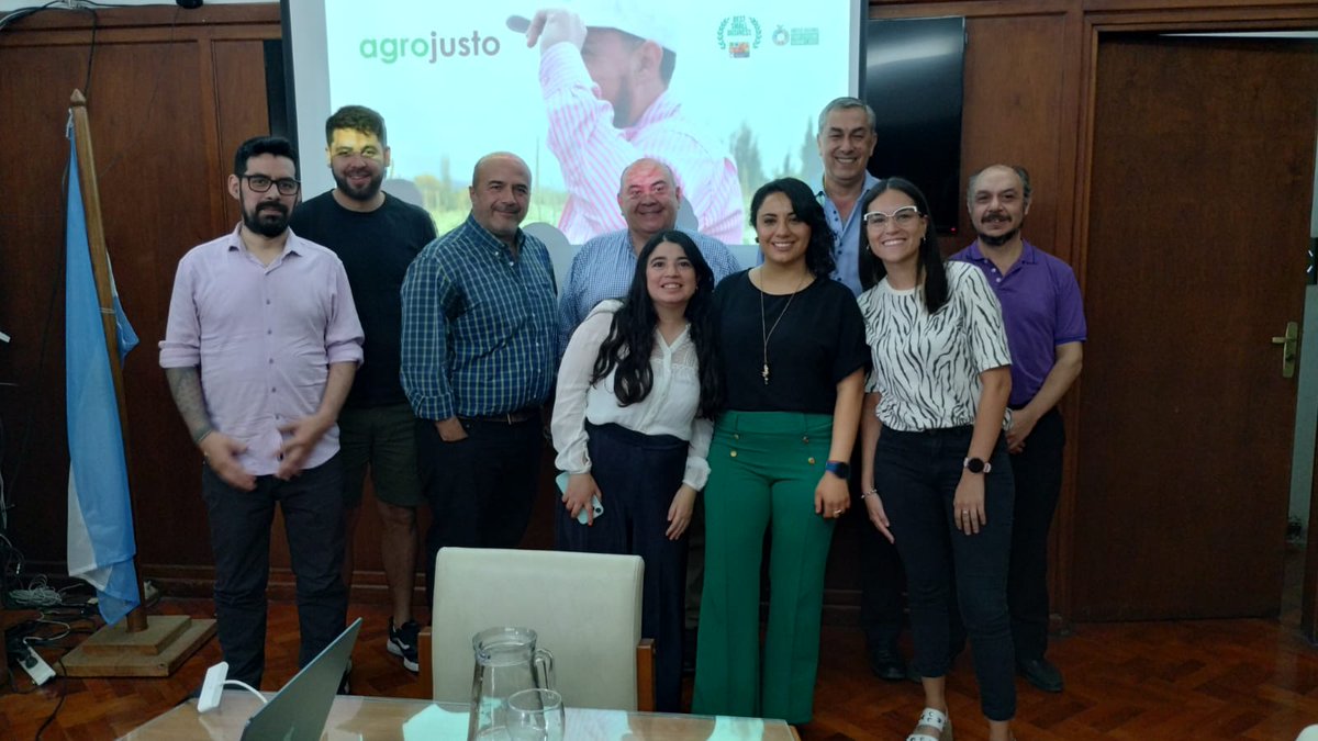 ddimartino_ok's tweet photo. Junto al Ministro Enrique Vaquié, recibimos a la empresa Agrojusto, la cual nos presentó su plataforma digital para comercializar alimentos.

La idea principal es que el intercambio comercial sea más justo para quien produce y más eficiente para quien comercializa. (Sigue) https://t.co/Vnhh7mNxwV