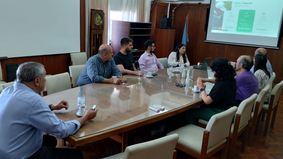 ddimartino_ok's tweet photo. Junto al Ministro Enrique Vaquié, recibimos a la empresa Agrojusto, la cual nos presentó su plataforma digital para comercializar alimentos.

La idea principal es que el intercambio comercial sea más justo para quien produce y más eficiente para quien comercializa. (Sigue) https://t.co/Vnhh7mNxwV