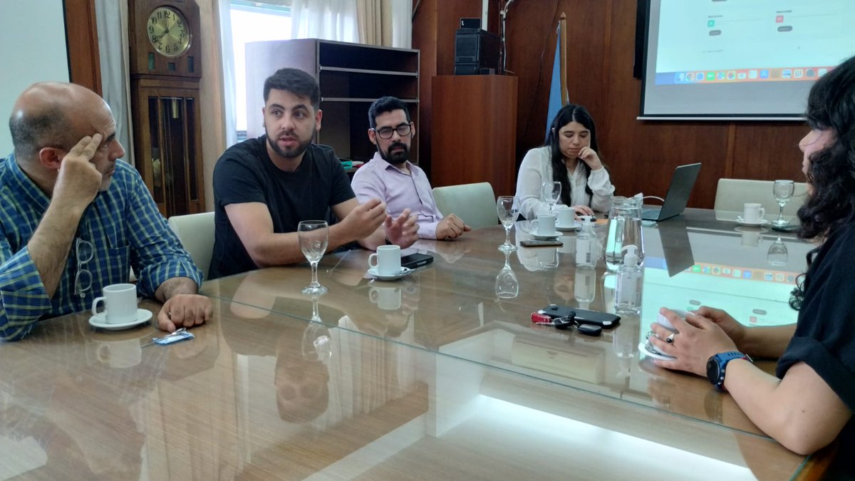 ddimartino_ok's tweet photo. Junto al Ministro Enrique Vaquié, recibimos a la empresa Agrojusto, la cual nos presentó su plataforma digital para comercializar alimentos.

La idea principal es que el intercambio comercial sea más justo para quien produce y más eficiente para quien comercializa. (Sigue) https://t.co/Vnhh7mNxwV