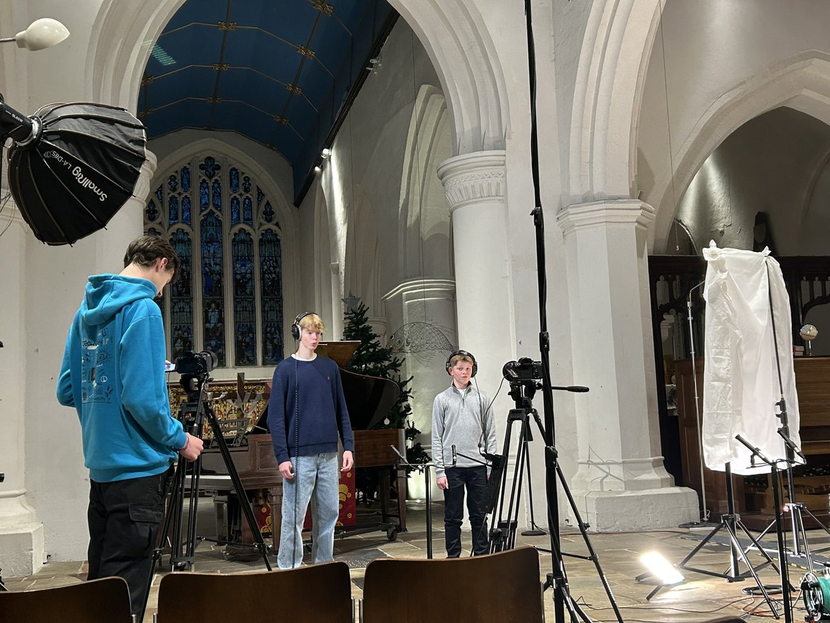 🤩 Back in the studio recording a duet with the brilliant young chorister Freddie Simpson. Watch this space! 🎶😇 #bbcchoristeroftheyearfinalist @rob_lewis_music @classicfm @keswitley