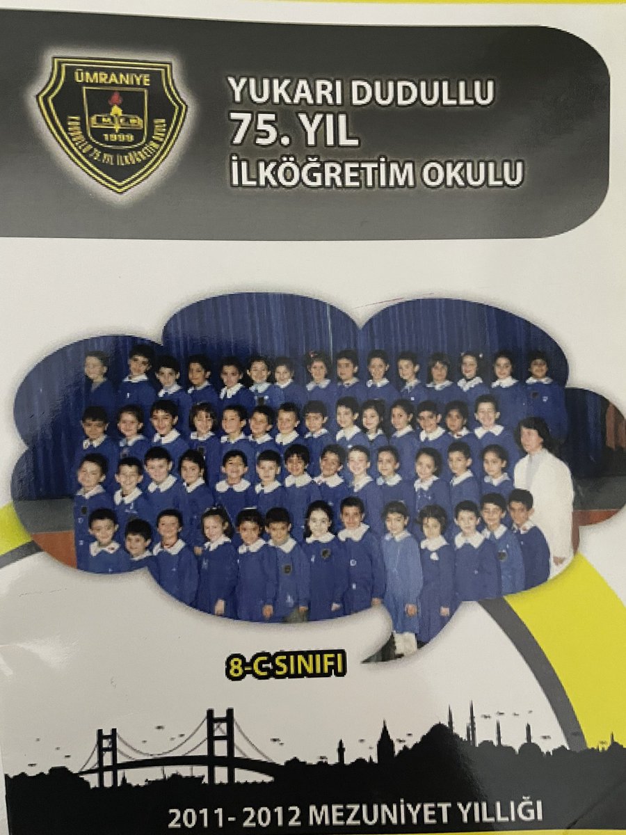 Bu hafta itibarıyla edebiyat mezunu ve edebiyat yüksek lisans öğrencisi olarak bir gazetede editör olarak çalışmaya başladım. Bu benim ortaokul yıllığım. Manifest nasıl olur böyle olur😺