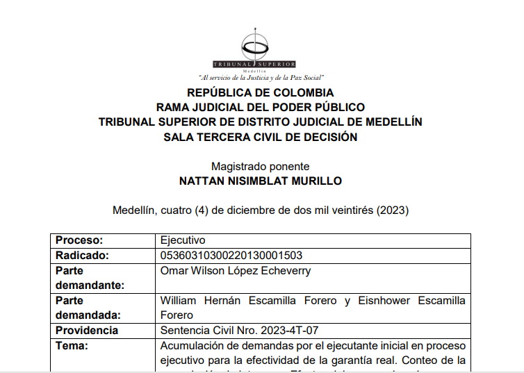 JurisprudenCol's tweet photo. La Fiscalía debe responder a título de falla del servicio, por la privación injusta de la libertad de una persona, cuando la medida de aseguramiento resulta ilegal por no cumplir los requisitos de ley.

“El señor [víctima directa de privación de la libertad], previa orden del Fiscal 16 Seccional de Sincelejo, fue capturado en Ovejas (Sucre) el 17 de agosto de 2003, sindicado de Rebelión y vinculado a una investigación abierta con asiento en informes de Policía Judicial e Inteligencia, como en el dicho de los informantes, que sirvieron de base para que, el 2 de septiembre de 2003, se definiera su situación jurídica con detención preventiva sin beneficio de libertad provisional, decisión que, en sede de segunda instancia, el 7 de noviembre de 2003 revocó el Fiscal Delegado ante el Tribunal Superior de Sincelejo, quien dispuso su libertad inmediata después de dos meses y veinte días de privación. Finalmente, el 3 de febrero de 2006 el Juez Segundo Penal del Circuito de Sincelejo, fincado en el principio In dubio pro reo le absolvió, decisión que fue confirmada por el Tribunal Superior de Sincelejo el 25 de junio de 2007. Los demandantes reclaman por los perjuicios materiales e inmateriales que, en su sentir, sobrevinieron a este proceso y a la privación de la libertad dictaminada dentro del mismo.”

“Sobre la declaración de responsabilidad deprecada (...) El artículo 90 de la Constitución Política de Colombia establece que el Estado responderá patrimonial mente por los daños antijurídicos causados por la acción u omisión de las autoridades públicas. Así, para que se configure la responsabilidad patrimonial del Estado, deben concurrir dos (2) presupuestos: (i) un daño antijurídico y (ii) su imputación al Estado por la acción u omisión de autoridades públicas. (...) La Ley 600 de 2000, vigente en el momento de los hechos, establecía que la medida de aseguramiento de detención preventiva procedía cuando existieran dos (2) indicios graves de responsabilidad, con base en pruebas legalmente producidas en el proceso, y el delito imputado fuera castigado con pena de prisión mínima de cuatro (4) años o fuera mencionado en el artículo 357 Ibidem. Con todo, la estricta coherencia que debe ser observada con la comprensión que se ha hecho del daño antijurídico como aquel quebranto que el titular del patrimonio lesionado no está obligado a soportar, lleva a entender que, en algunas ocasiones, el daño causado con plena observancia de la ley y de la principialística rectora de la actuación del órgano demandado puede, sin embargo, resultar intrínsecamente injusto. Esa la razón por la que el juicio relativo a la juridicidad del daño no se agota con la verificación de la observancia del actuar conforme a derecho positivo de la autoridad que causó el mismo, verificación que siempre viene necesaria para preservar el sentido correctivo y propedéutico que cumple el juicio de responsabilidad estatal aquiliana y, por el contrario, debe extenderse al análisis de su conformidad con ¡a justicia. Así lo reclama un correcto entendimiento del artículo 90 de la Constitución Política de Colombia.

Esa injusticia, cuando de una privación de la libertad personal por causa de detención preventiva dispuesta con ocasión de una investigación penal se trata, como bien lo advirtió la Corte Constitucional en la Sentencia C-037 de 1996, no puede determinarse linealmente a partir del resultado absolutorio o equivalente, del proceso penal. Tampoco emerge de forma automática por descarte de la antijuridicidad que reposa en la causación del daño. Debe surgir de una adecuada relación entre los fines que se pretendían satisfacer con la medida (...), y la contribución que haya prestado la conducta del penalmente procesado a la configuración de la convicción con el grado de probabilidad que exigía la ley para su decreto, de una apariencia de su responsabilidad en el asunto (razonabilidad). Además, la medida de aseguramiento no puede equivaler o superar el monto de pena previsto para el delito. (...) Ahora bien, en el procedimiento penal adelantado, el, nivel de certidumbre de la responsabilidad del imputado debía incrementarse a medida que avanzara el proceso, pasando de la posibilidad, al resolver la situación jurídica, a serios motivos de credibilidad, cuando se califica el mérito del sumario, y luego a la certidumbre requerida, por último, para dictar sentencia condenatoria que supere la presunción de inocencia. 

Es necesario determinar si la restricción del derecho a la libertad que por espacio de 2 meses y 20 días padeció el actor (...), constituyó daño antijurídico y, de contera, si éste puede ser imputable a los organismos demandados, previa verificación de la existencia del daño. En cuanto al daño protestado por la parte actora, esto es, la sindicación, detención y privación de la libertad del señor (...), la Sala lo encuentra acreditado, como quiera que, como consta en la Certificación de la Dirección del establecimiento en que estuvo internado, el mencionado señor permaneció privado de la libertad en establecimiento carcelario desde el 18 de agosto de 2003 hasta el 7 de noviembre de la misma anualidad, habiendo sido capturado 1 día antes —17 de agosto de 2003—, lo que viene a indicar que la privación, en suma, se extendió en el tiempo por 2 meses y 20 días como ya se anotó. (...)

Habrá que determinar seguidamente, si ese daño o perjuicio devino antijurídico, como fue admitido por el a quo, pues no basta que recaiga sobre un interés que goce de tutela o amparo jurídico, sino, además, que no exista título legal que lo justifique o legitime, como acontece en el sublite, dado que aquel puede revestirse del calificativo antijurídico, en cuanto la medida, de aseguramiento fue manifiestamente ilegal e infundada como pudo advertirlo desde los albores del proceso penal, en sede de segunda instancia, el Fiscal Delegado ante el Tribunal Superior del Distrito de Sincelejo. Esto es así, habida cuenta que, tal como se desprende de las pruebas, el señor (...) fue capturado junto con otras 142 personas el 17 de agosto de 2003 en Ovejas (Sucre), en cumplimiento de la orden expedida por el Fiscal 16 Delegado ante los Jueces Penales del Circuito de Sincelejo, con lo cual, en apariencia, se cumplieron los presupuestos del artículo 350 del CPP que exigía la mediación de un mandato judicial para que la Policía pudiera proceder legítimamente a capturar a una persona que no se encuentre en estado de flagrancia. 

Ahora, en cuanto a la restricción de la libertad proveniente de la imposición de la medida de aseguramiento derivada de la definición de. la situación jurídica del sindicado, se encuentra, en primer lugar, que aquella no estuvo conforme al artículo 356 de la Ley 600 de 2000, norma que exigía contar por, lo menos con dos indicios graves de responsabilidad, dando por descontados Ios informes de Policía e Inteligencia, como los dichos o versiones de los informantes en ellos contenidas, cuya eficacia probatoria es nula por prescripción del artículo 314 Ibidem, en cuanto estas exposiciones no tendrán valor de testimonio ni de indicios y sólo podrán servir como criterios orientadores de la investigación; disposición restrictiva que no se observó en el sub lite.

En otras palabras, la medida de aseguramiento se basó exclusivamente en los informes de policía en los cuáles se decía que unos reinsertados habían señalado a sendas personas de pertenecer o auxiliar a grupos insurgentes, no obstante, la Fiscalía no desplegó ninguna actividad probatoria de su cuenta para corroborar lo expuesto en los precitados informes, siendo que aquellos, a lo sumo, servían de insumo para iniciar la investigación, pero de ningún modo ofrecía respaldo indiciario para imponer la medida de aseguramiento, por cuanto, Ia ley penal expresamente disponía que dichos informes carecían de valor probatorio. De ahí que, para la Sala, la medida - detención preventiva sin beneficio de excarcelación que pesó sobre el señor (...) no fue razonable, ni mucho menos justa, en cuanto no estaban reunidos los requisitos probatorios para imponerla; perspectiva desde cuya óptica la demandada incurrió en falla del servicio. Se releva así la Sala de pronunciarse sobre la necesidad y proporcionalidad de la media cautelar que nos ocupa, por las razones antedichas. (...) Así las cosas, la medida de aseguramiento de detención preventiva impuesta al demandante fue ilegalmente adoptada, esto es, no ceñida al principio de razonabilidad, lo que significa que, constituyendo un menoscabo a la libertad física de aquel —con lo que le irrogó un daño a el actor y a su hijo (...) — admite, a la luz de las pruebas traídas a este contencioso, prédica de que haya sido causado de manera antijurídica. Así mismo, el organismo llamado a responder por el daño irrogado de manera antijurídica a los demandantes es la Nación - Fiscalía General de la Nación, en cuanto fue quien impuso la medida de aseguramiento, dentro del esquema del proceso inquisitivo que establecía, para entonces, la Ley 600 de 2000.

La parte demandante reclamó por el reconocimiento en punto de daño materiales —lucro cesante— de los 8,75 meses que la jurisprudencia de esta Corporación tenía reconocidos, como tiempo estimado que una persona que deja la cárcel tarda en hallar empleo, y, por el daño infligido a bienes constitucional y convencionalmente protegidos —honor y buen nombre—, denegados por el a quo bajo argumento según el cual no fueron pedidos en la demanda introductoria, sino extemporáneamente en la alegación conclusiva, que para el actor han debido reconocerse de oficio conforme a criterios impuestos de vieja data por esta Colegiatura, bajo la égida del principio de reparación integral. A ese particular, la Sala advierte que el a quo obró no solo conforme al precedente sino en puridad de justicia, pues siendo del derecho preclusivo, inexplicablemente la parte actora dejó de incorporar en su reclamo los dichos perjuicios, como que nada dijo la demanda introductoria sobre el asuntos ni hay constancia en el expediente que aquella haya sido reformada por adición, por lo que no es atendible para esta Sala la extemporánea petición, pues se arredraría contra el debido proceso y los derechos de defensa y contradicción que asisten a la parte demandada. Ahora, espera el apelante que se declaren de oficio los mencionados perjuicios, no obstante, de acuerdo con la sentencia de unificación del 29 de noviembre de 2021 (46681) no procede tal vocación, dado que el reconocimiento de perjuicios es la consecuencia de lo que la parte actora haya demostrado en el proceso, no habiendo cabida para las presunciones que antes se aplicaban.

Portal de actualización Jurisprudencial. Solicita tu suscripción aquí 👉 https://t.co/LAQoZz9cUI