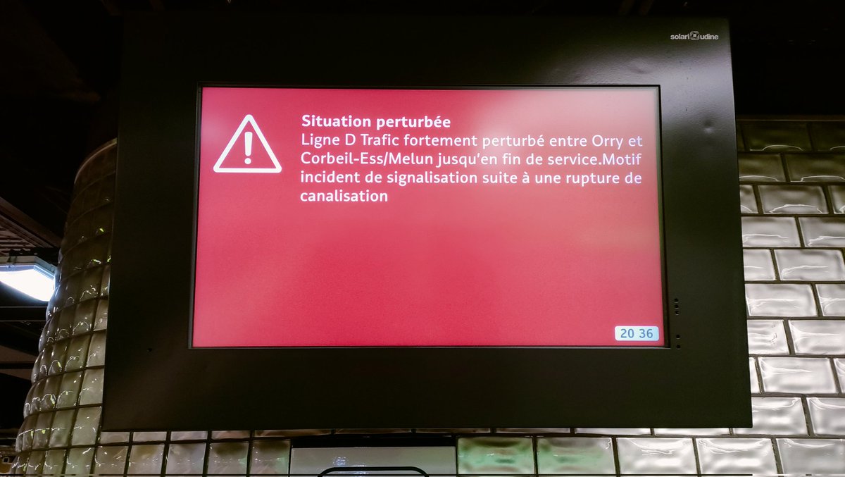 PhiDess's tweet photo. @RERD_SNCF C'est une vaste blague ! Ce n'est pas qu'une défaillance technique ce soir c'est une défaillance de l'ensemble de votre système de communication : panneau renvoyant aux applis qui donnent des infos contradictoires, affichage dans les trains HS et conducteurs muets ! https://t.co/amrAI2wzvv
